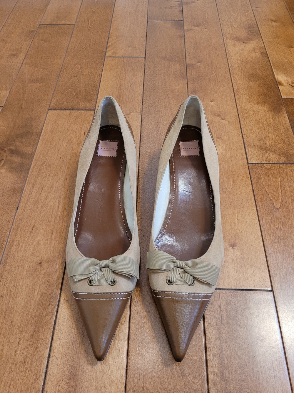 New Vintage Women's Coach Tulla  Two-Tone Tan Pointed Toe Kitten Heel Pumps